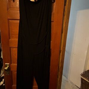 Chic Soul Black Jumpsuit with Elegant Slit and Sleeveless Design